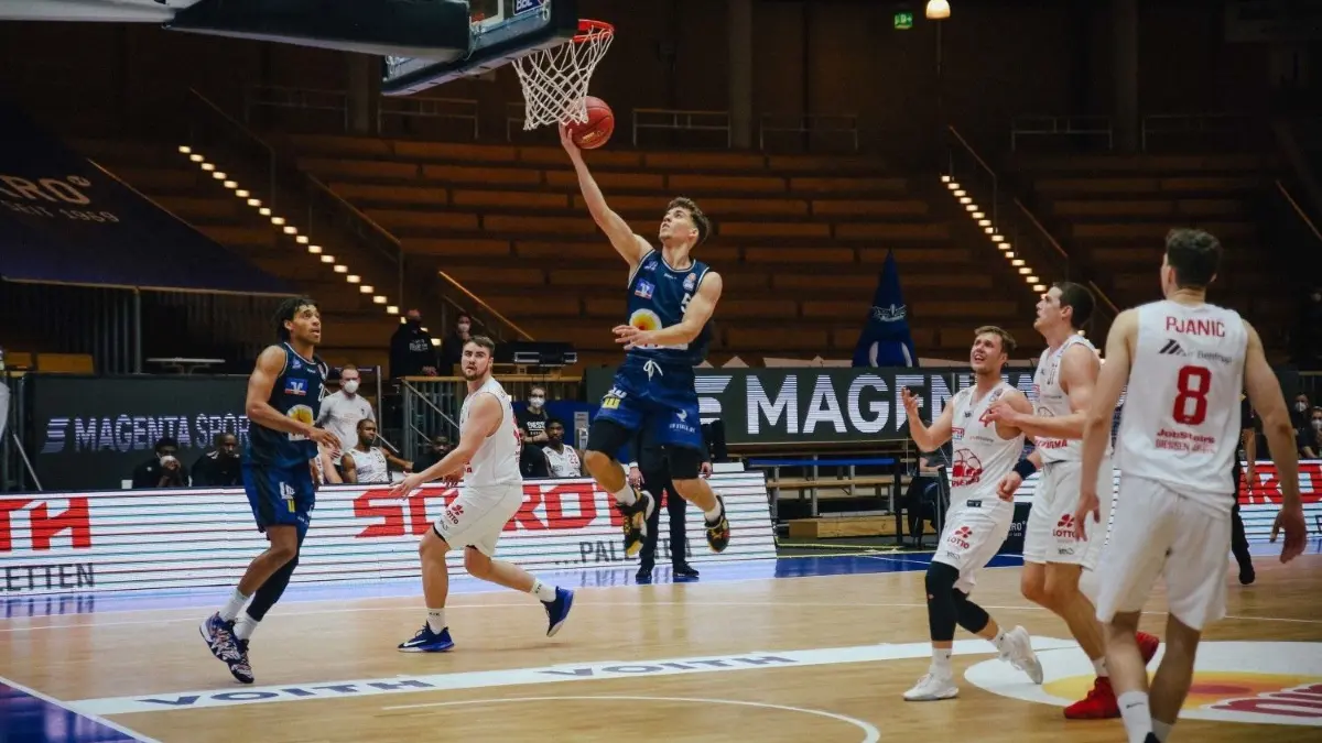 Nachwuchstalent Aleksa Kovacevic setzt mit seinem Korb den Schlusspunkt beim 102:77-Sieg. Damit haben alle eingesetzten Merlins-Spieler gegen Gießen gepunktet.⇥
Aleksa Kovacevic