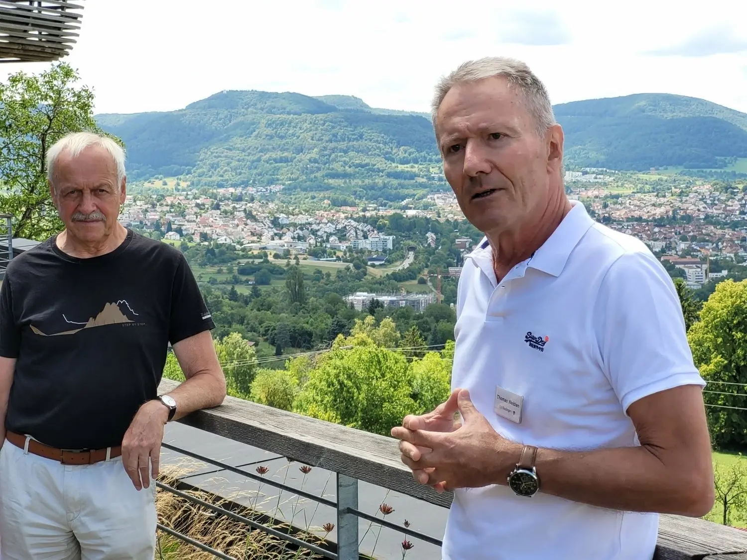Die Stadtführer Helmut Kober (links) und Thomas Weiblen berichten auf der Terrasse des Achalm-Hotels allerlei Wissenswertes und bemerkenswerte Anekdoten aus der Stadtgeschichte.