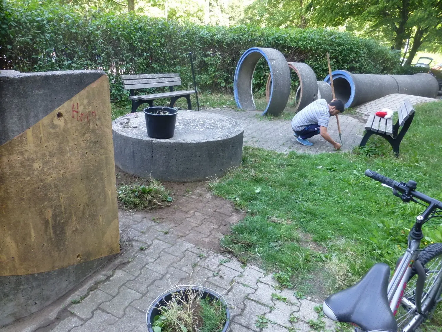 Mit der Hacke ran ans Unkraut: Beim freiwilligen Großreinemachen rupften Bewohner sogar zwischen den Fugen den Wildwuchs raus.