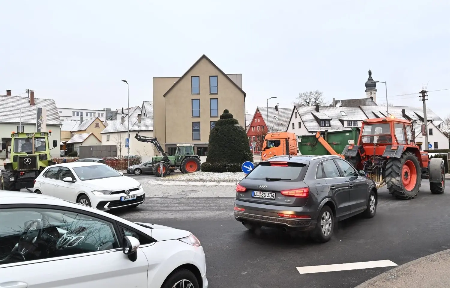 Ungeliebte Landwirte? Auch am Ehinger Kreisel am Glockenplatz waren Traktoren unterwegs.