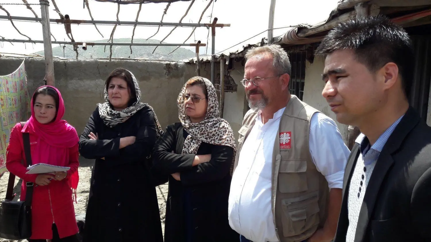 Stefan Recker (Zweiter von rechts), Chef von Caritas international in Afghanistan, bei einem Vor-Ort-Besuch. Die meisten Projekte liegen aktuell auf Eis.  