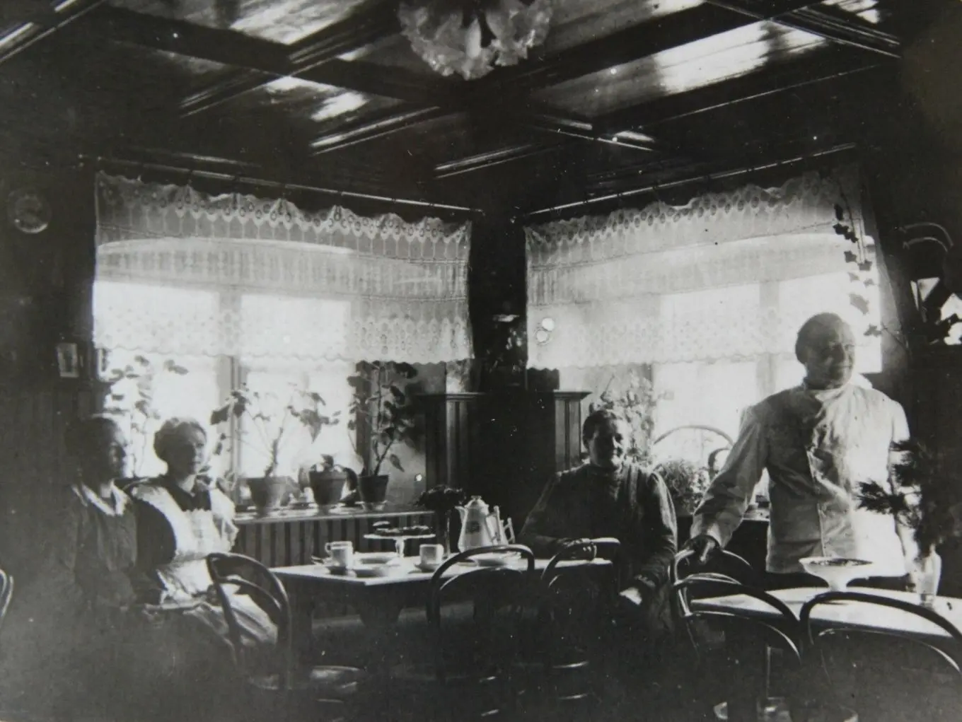 Innenaufnahme im Café Heinzelmann um 1920.