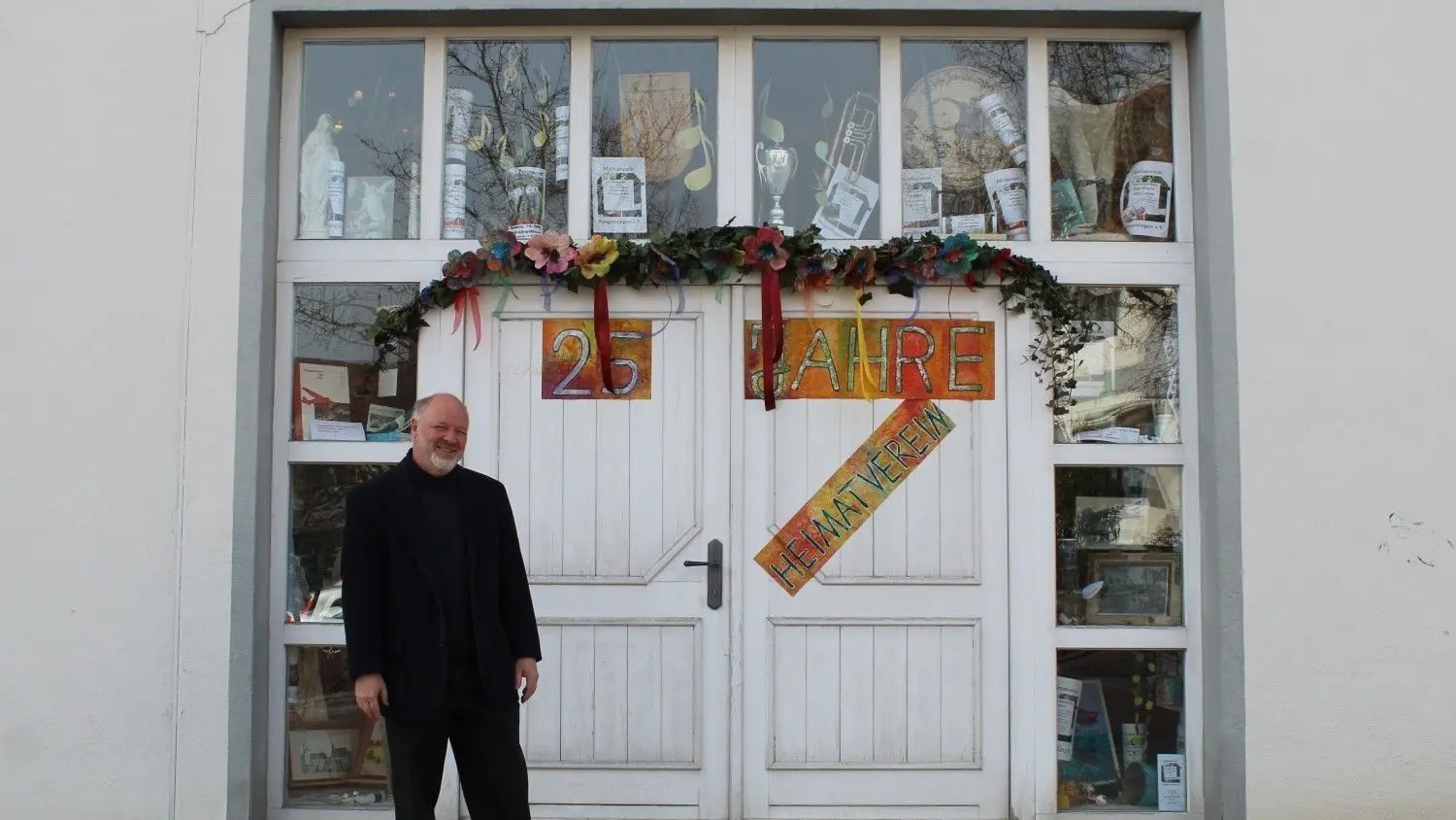 Geschmücktes Schaufenster im Museum: So machen der Heimatverein und sein Vorsitzender Helmut Stobel auf das Jubiläum aufmerksam, auch, weil nicht groß gefeiert werden darf.⇥