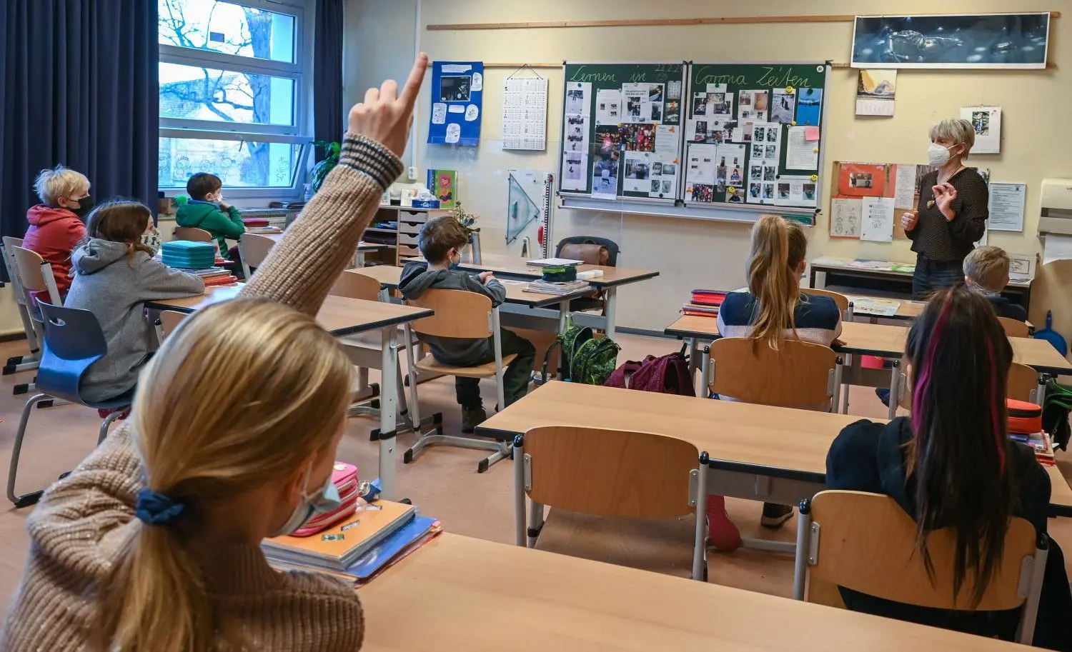 Blick ins Klassenzimmer einer Grundschule: Droht im neuen Schuljahr erneut Wechselunterricht oder gar Schulschließung?