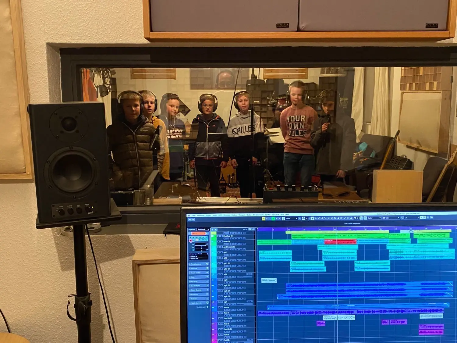 Die E-Junioren der Spvgg Hengstfeld bei den Aufnahmen im Tonstudio. ⇥