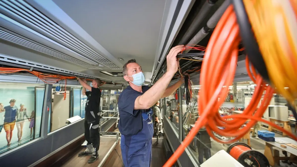 Walter Löwenstein und Laurin Blankenheim bei der Installationsarbeit am dritten Impfbus.
Busbauen unter Corona-Bedingungen: Bei Evobus wird die Kurzarbeit für ein paar Wochen ausgesetzt