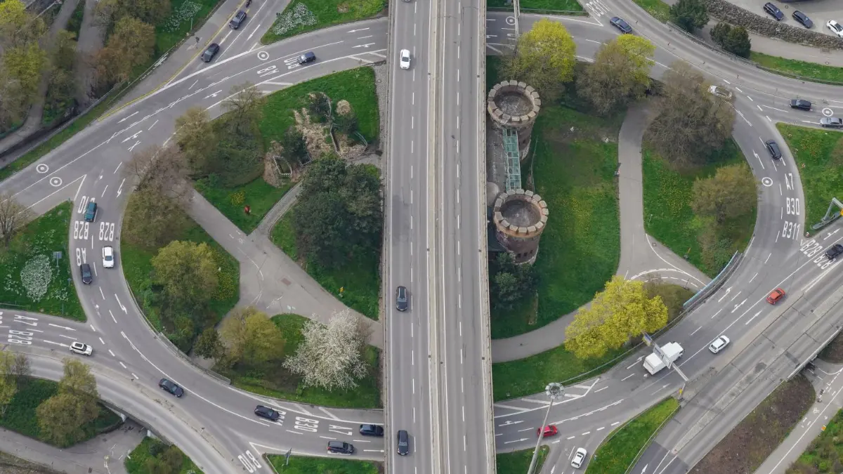 Ein Tunnel soll künftig die Brücke über das Blaubeurer Tor ersetzen. Der Ringverkehr wird aufgelöst und zwei mit Ampeln signalisierte Kreuzungen entstehen. Das Mega-Bauprojekt soll 2029 beendet sein. In den nächsten Tagen beginnen bereits die vorbereitenden Arbeiten.