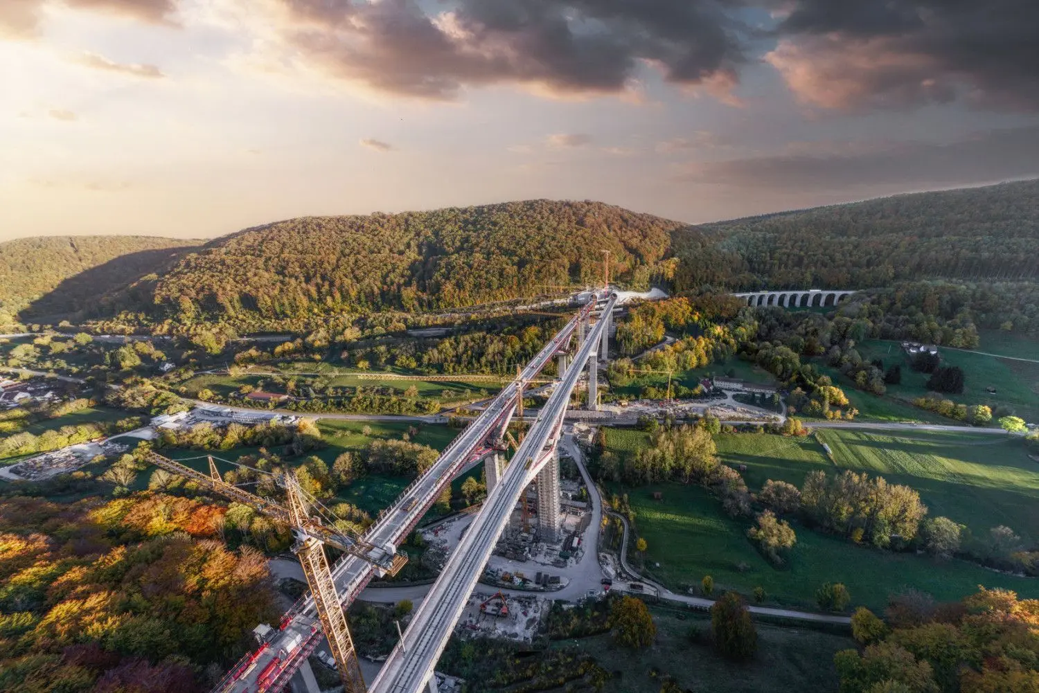 Knapp 500 Meter überspannen die beiden Tragwerke das Filstal. Ab Februar sollen die Testfahrten mit den Zügen beginnen.⇥