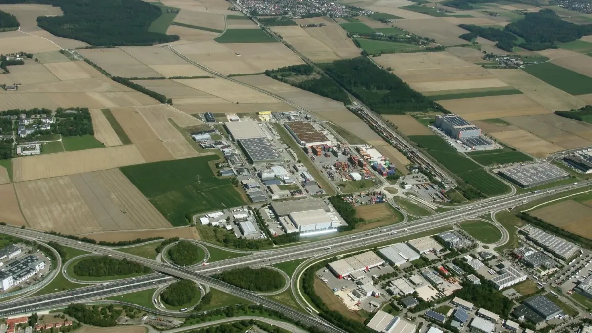 Das Gewerbegebiet Himmelweiler wird erweitert. Dafür ist die grüne Ackerfläche vorgesehen, die an das bestehende Gewerbegebiet anschließt und auf dem Bild über dem Autobahnkreuz zu sehen ist.⇥
Dornstadt Gewerbegebiet Himmelweiler Erweiterung