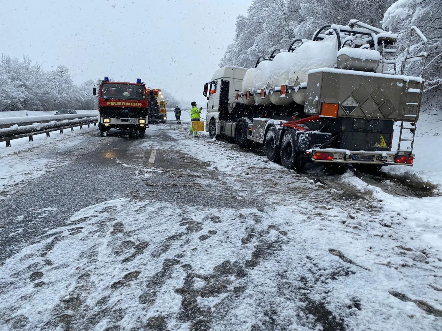 Schneebedeckt und sehr glatt war die Fahrbahn der B 27.