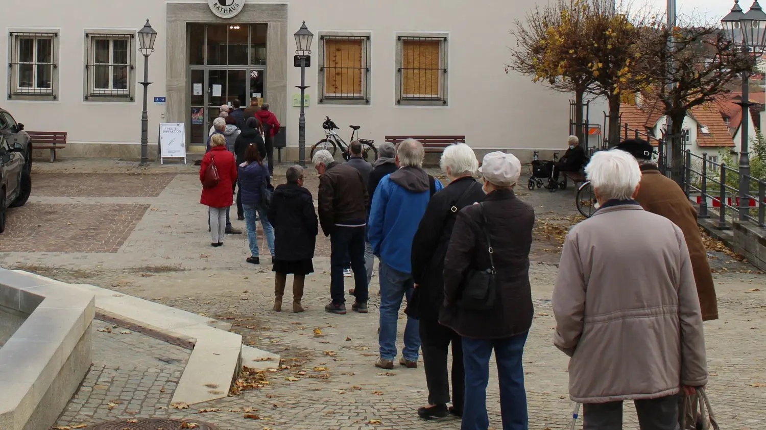 Lang war die Warteschlange vor dem Hechinger Rathaus.