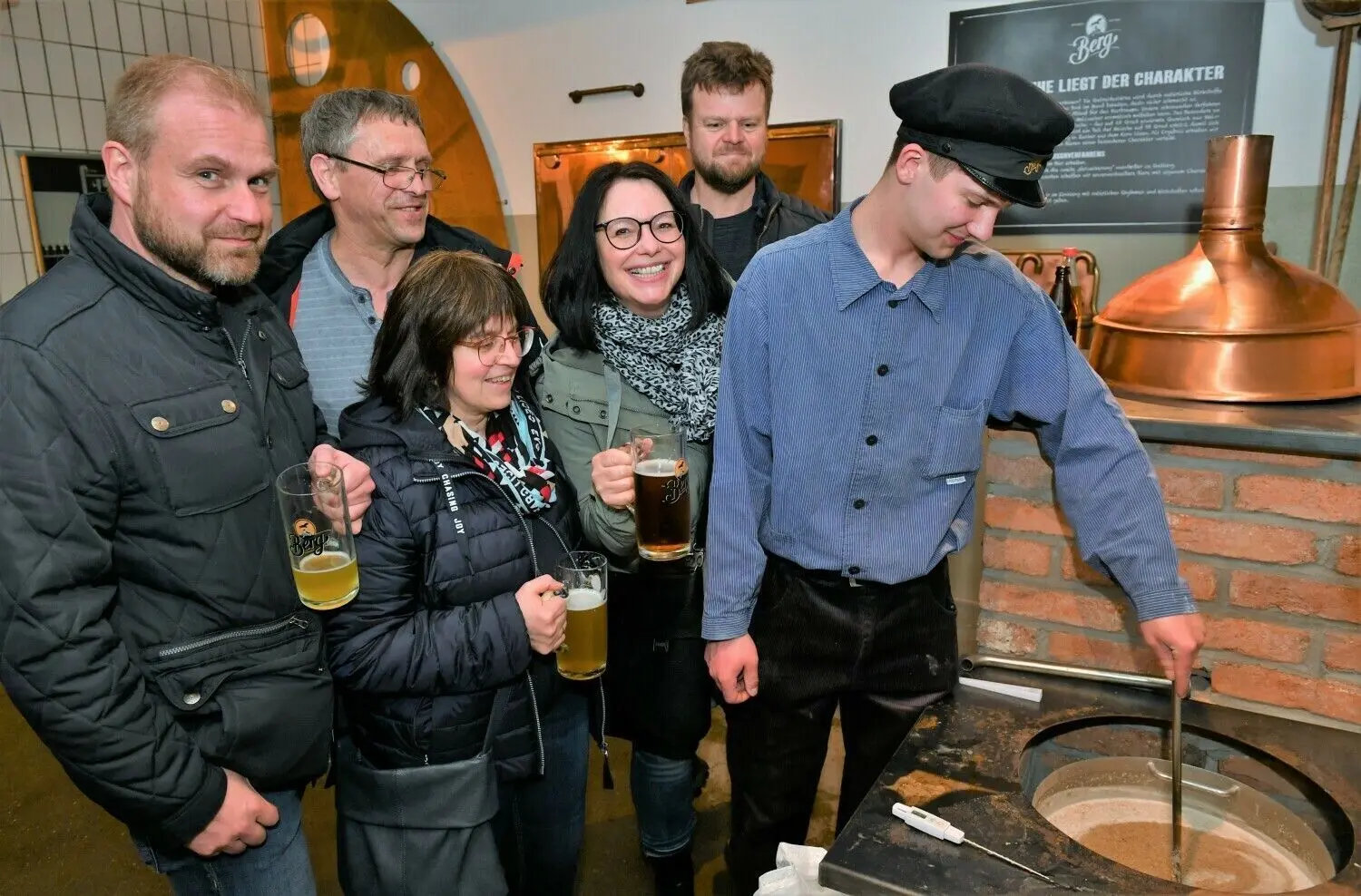 Mika Otterdorf, Bierbrauer-Lehrling der Berg Brauerei, erläuterte den Interessierten, wie früher Bier hergestellt wurde. Zur „Nacht der offenen Brauereien“ kamen tausende Besucher. Zu Fuß, per Rad und mit dem Shuttlebus ging es von Station zu Station.⇥