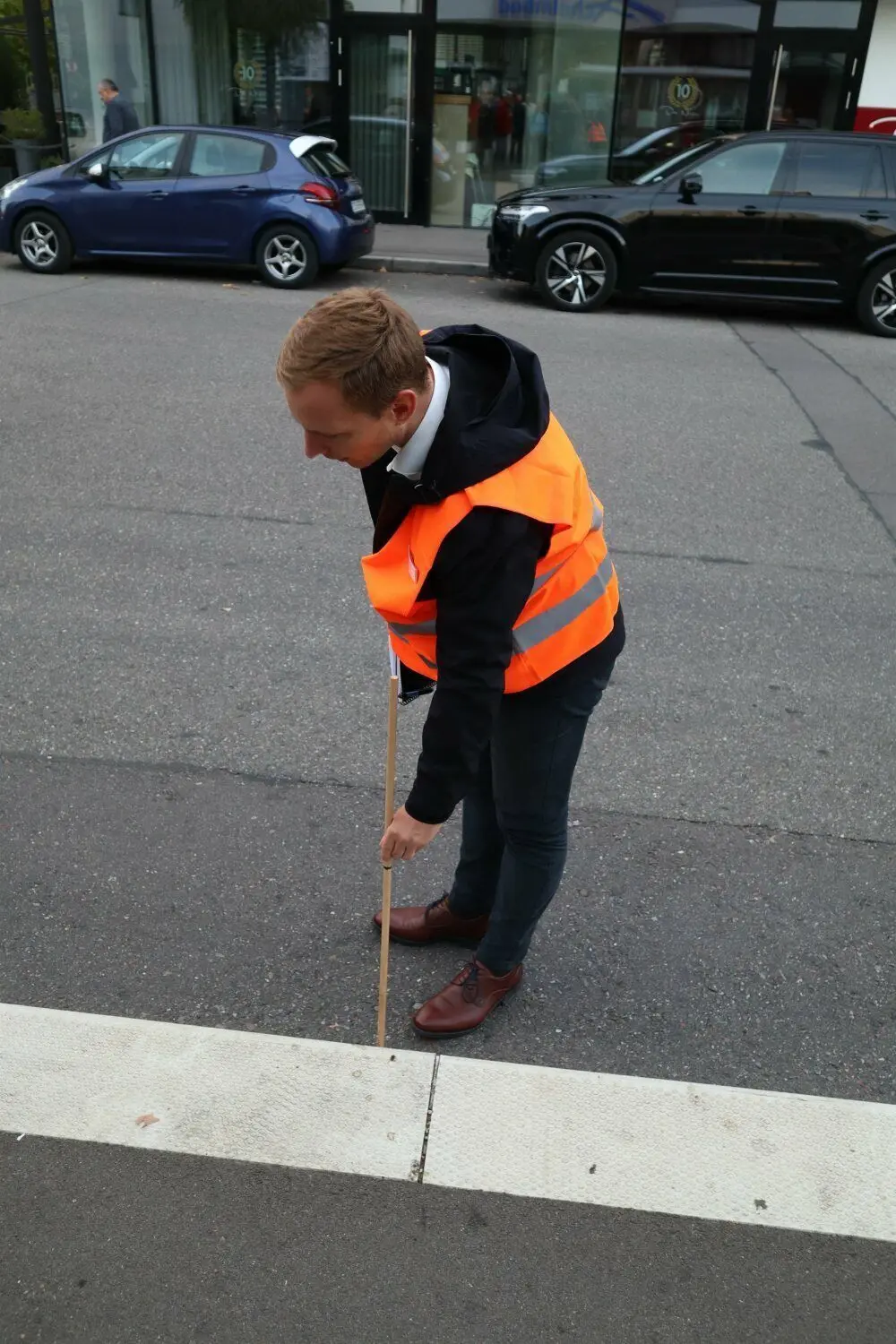 Dennis Mühleisen zeigt, wie hoch die Bahnsteige vor dem Achalmbad werden müssten.⇥