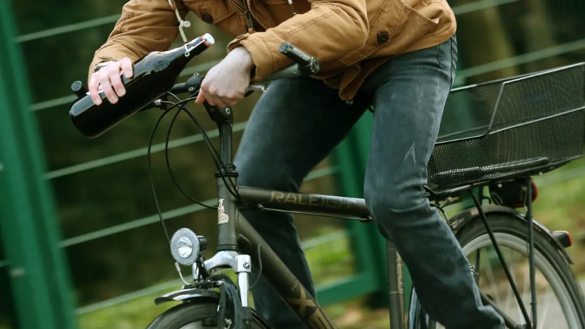 Eine 25-Jähriger war zuerst erst betrunken in Fürstenwalde mit dem Auto unterwegs und tags drauf auf dem Fahrrad in Erkner. (Symbolfoto)
ILLUSTRATION - Bierchen auf zwei Rädern: Auch für Radfahrer gibt es eine Promilleobergrenze - sie liegt mit 1,6 aber deutlich höher als die für Autofahrer. Foto: Roland Weihrauch/dpa/dpa-mag - Honorarfrei nur für Bezieher des Dienstes dpa-Magazin +++ dpa-Magazin +++