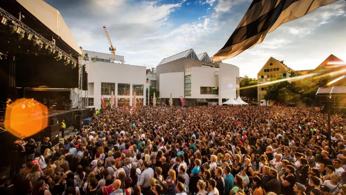 Open-Air-Konzert auf dem Ulmer Münsterplatz: Hier spielt die Band „Revolverheld“ beim Schwörkonzert.