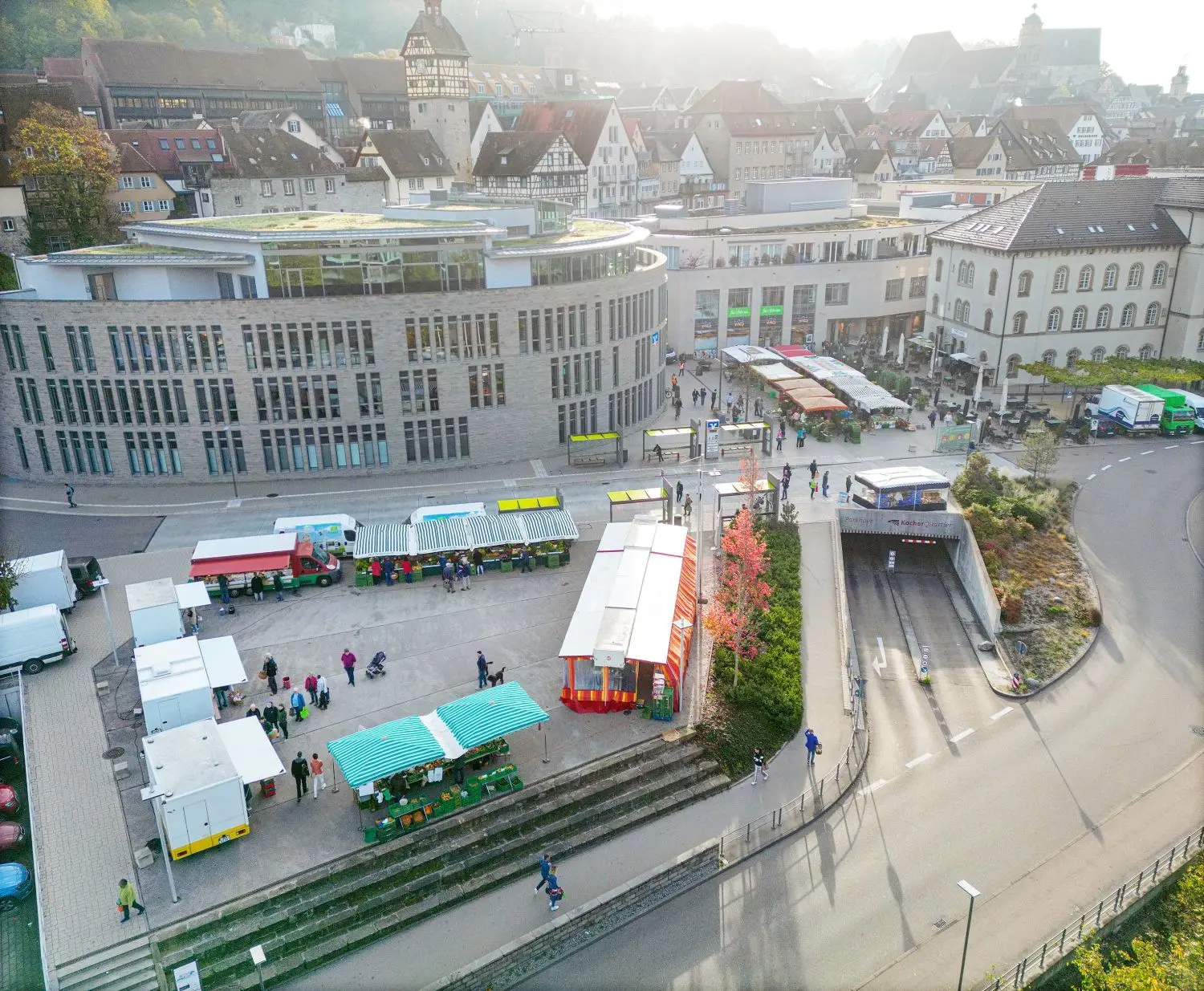 Ein Blick von oben auf den Haller Wochenmarkt. Derzeit befinden sich die Stände auf dem Eventplatz (vorne), dem Dietrich-Bonhoeffer-Platz und im Froschgraben. Die Stadt plant Anfang des Jahres eine Rückkehr der Händler auf den Marktplatz.⇥