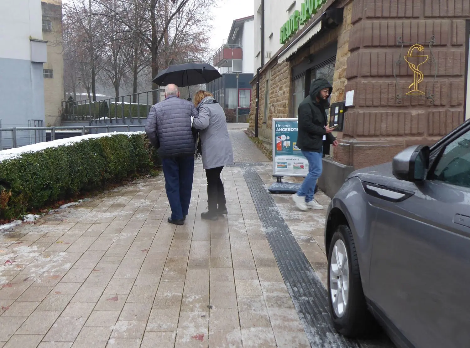 Ganz langsam, nur kleine Schritte, am besten hält man sich aneinander fest: Fußgänger haben es am Mittwochmorgen schwerer gehabt als Autofahrer.⇥