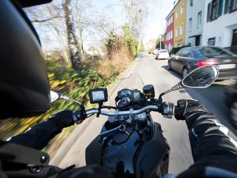 Wer einen Auto-Führerschein hat, soll künftig leichte Motorräder - 125er genannt - auch ohne zusätzlichen Motorradführerschein fahren dürfen.
