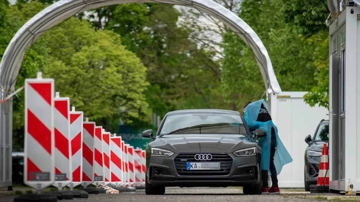 Mit neuen Testzentren – wie hier in am P&R Friedrichsau – bereitet sich die Stadt Ulm auf Öffnungen vor.
Städtischer Drive Through Corona Test in der Friedrichsau Neues Testzentrum auf dem oberen Parkplatz bei Donauhalle Drive-Through Corona Testzentrum