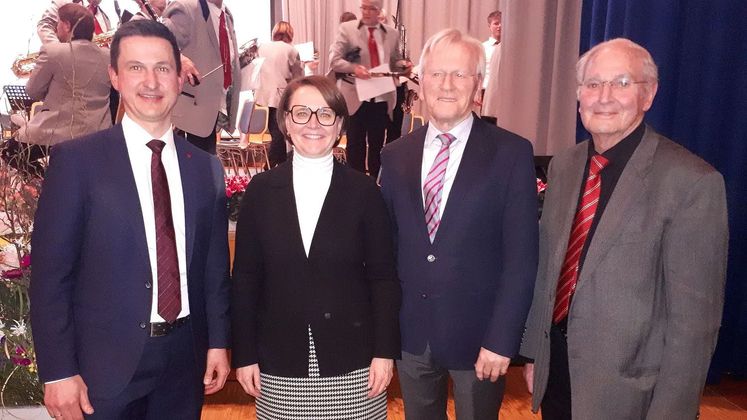 Freude übers Wiedersehen: Bürgermeister Roman Waizenegger (links) mit der CDU-Bundestagsabgeordneten Annette Widmann-Mauz sowie seinen Amtsvorgängern Heinrich Haasis und Egbert Zäh.