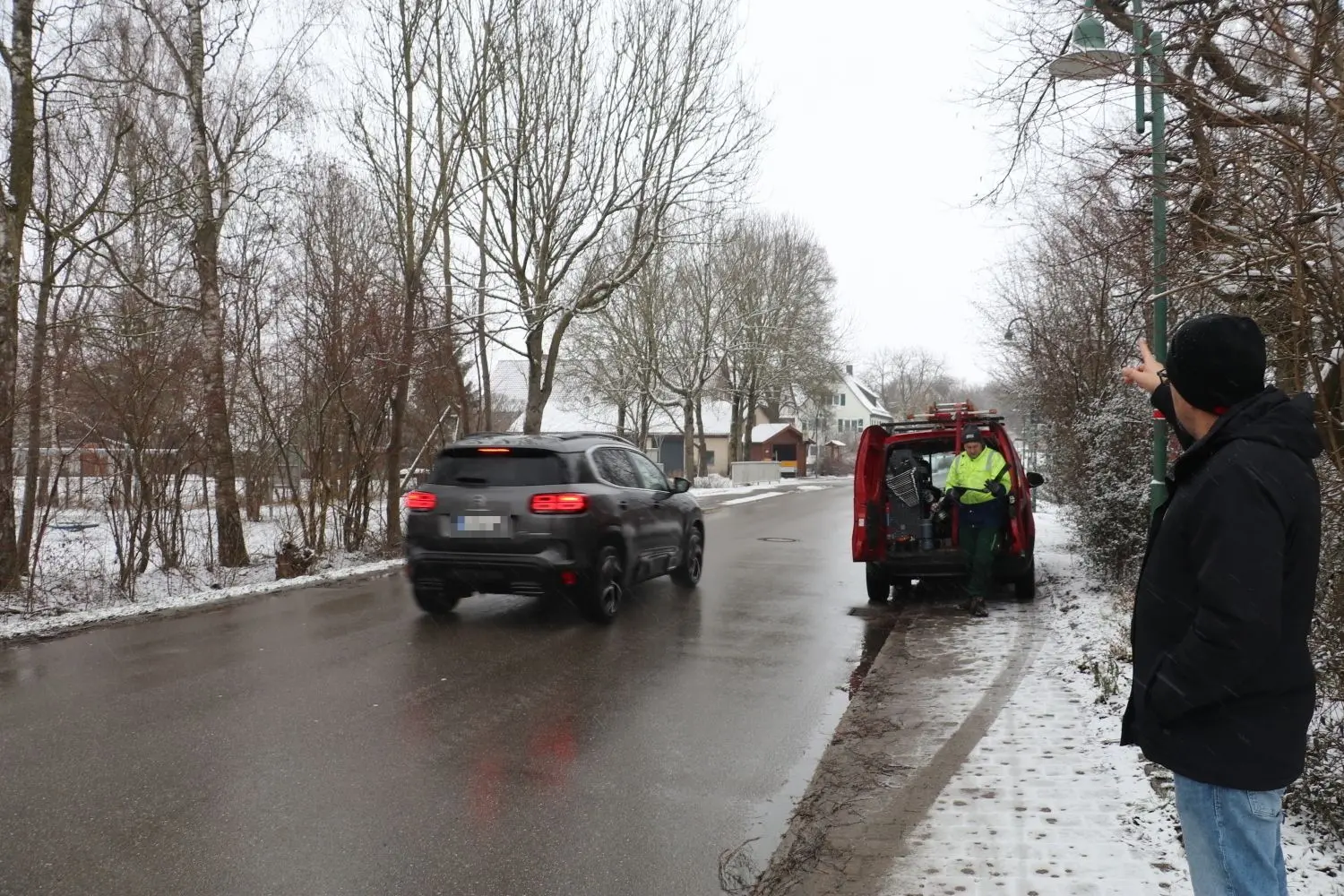 Markus Kern in der Ortsdurchfahrt L1042 in Hörlebach. Am 8. Januar 2021 (Corona-Lockdown) fahren alle 30 Sekunden Fahrzeuge durch das Dorf. Der Verkehr ist laut, etliche fahren zu schnell. Der Vater zweier Kinder hat eine Unterschriftenliste organisiert (ca 150 haben unterschrieben). Die Bürger fordern Tempo 30.