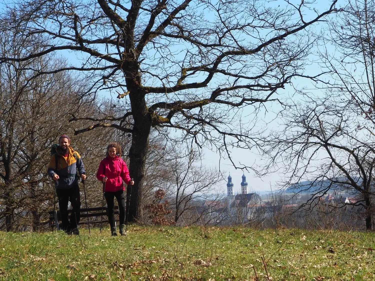 Stets freier Blick: Geruhsames Wandern vom Hochberg Richtung Rechtenstein und Donautal.