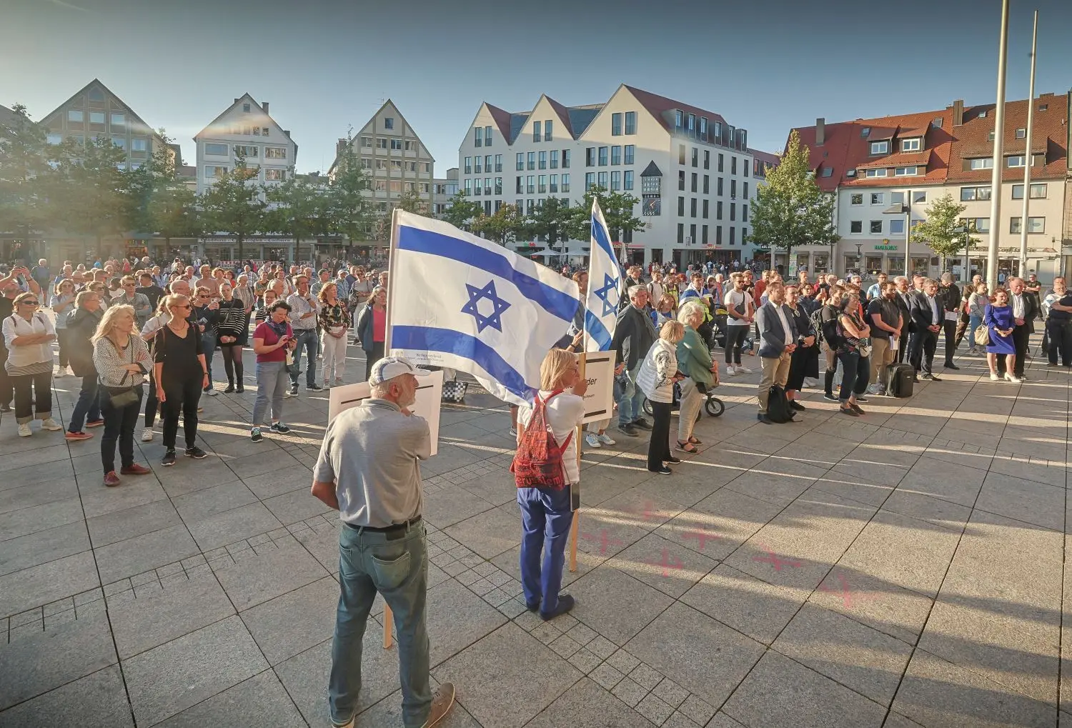 Auf dem Münsterplatz: Mahnwache für die Opfer des islamistischen Terrors.