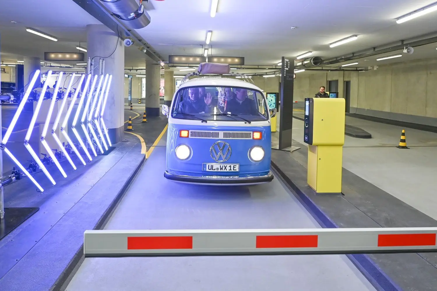 Die Stadtspitze kam mit dem Elektro-Bulli der Stadtwerke gefahren.