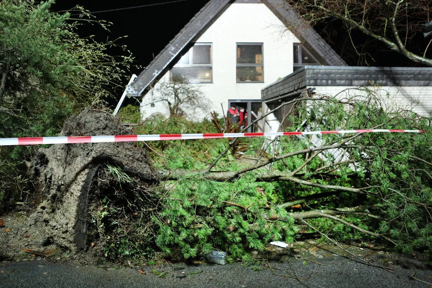 Das Sturmzentrum traf die Hauptstraße der Ortschaft.