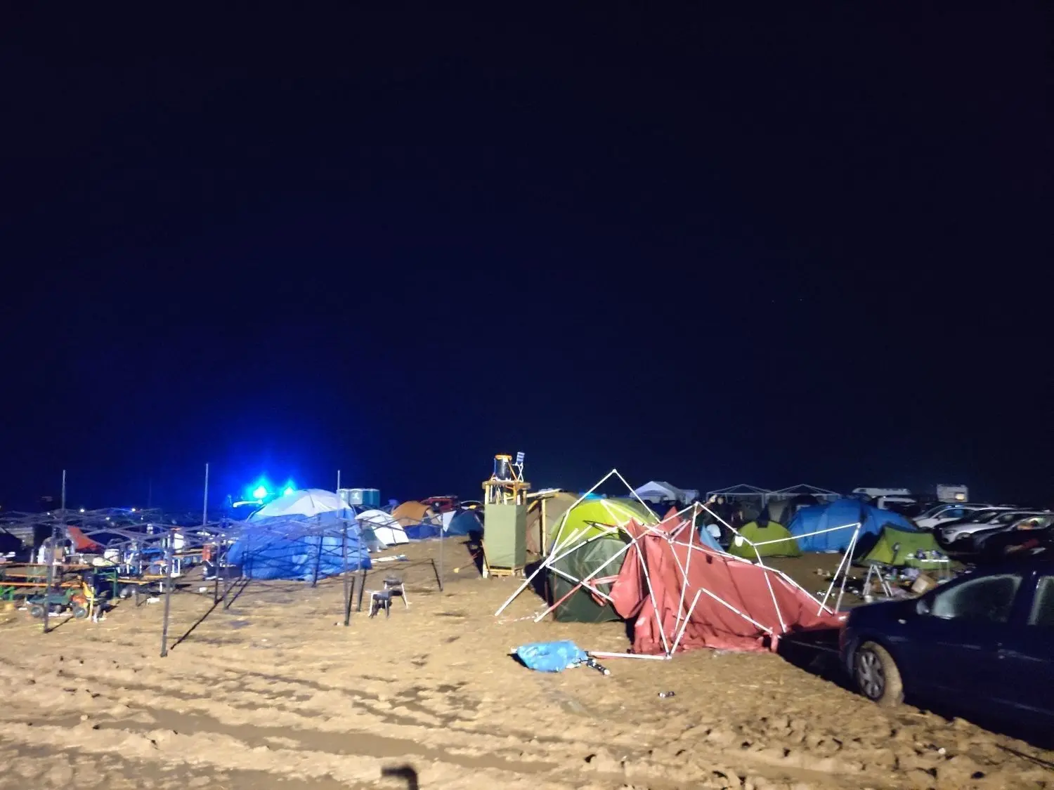 Schlammschlacht: Aufgrund des Unwetters musste das Taubertal-Festival am Freitagabend evakuiert werden.