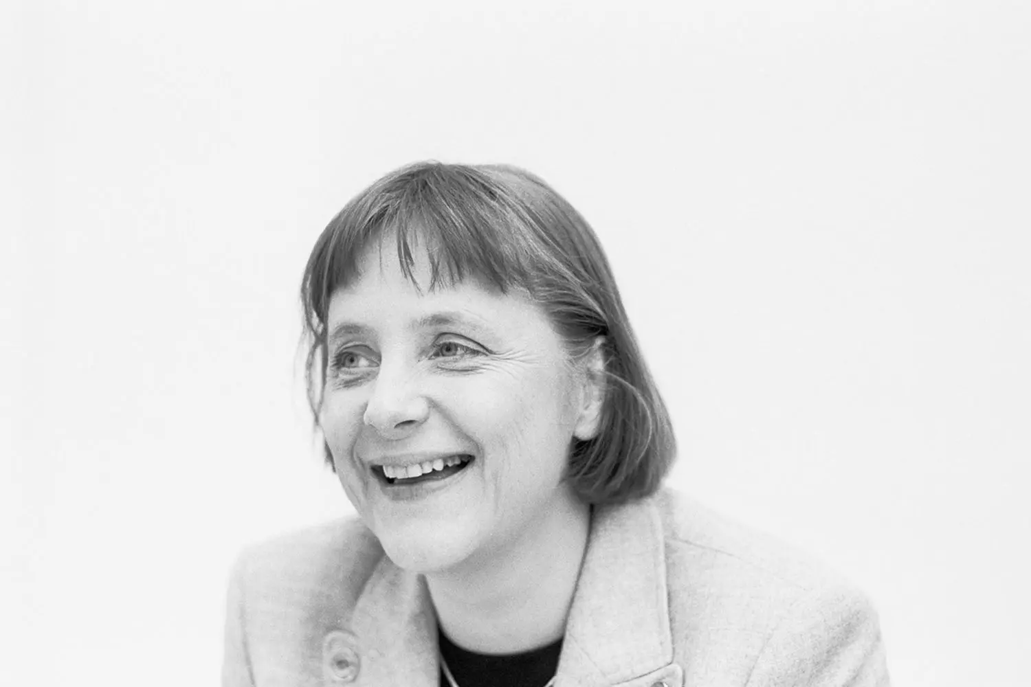 „Kohls Mädchen“ ist seit wenigen Monaten Kanzlerin. Im Februar 2006 besucht der Altkanzler zum ersten Mal das neue Bundeskanzleramt, dessen Konzeption er ausgeschrieben hatte.