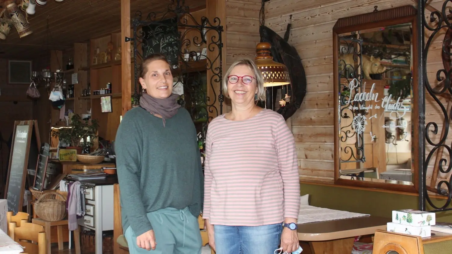 Ein Restaurant als Familienbetrieb: „‘S Jockele“ in Beuren ist eine Institution. Inhaberin Maxi Herrmann (links) und ihre Mutter Erni sorgen dort für das Wohl ihrer Gäste. ⇥