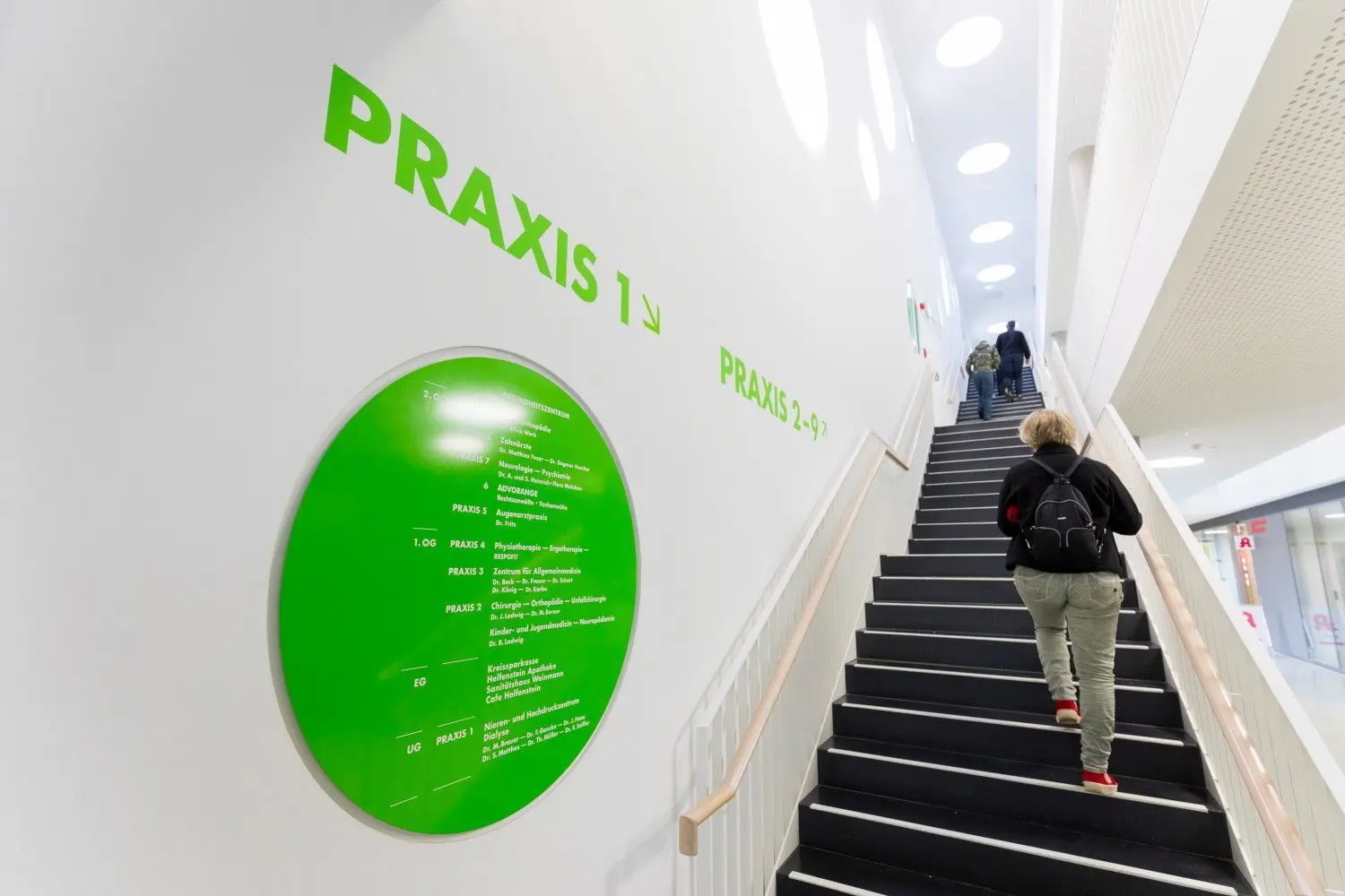 Ein Gebäude, viele Praxen: Gemeinschaftspraxen oder MVZ sind für junge Mediziner attraktiver als die klassische Hausarzpraxis.