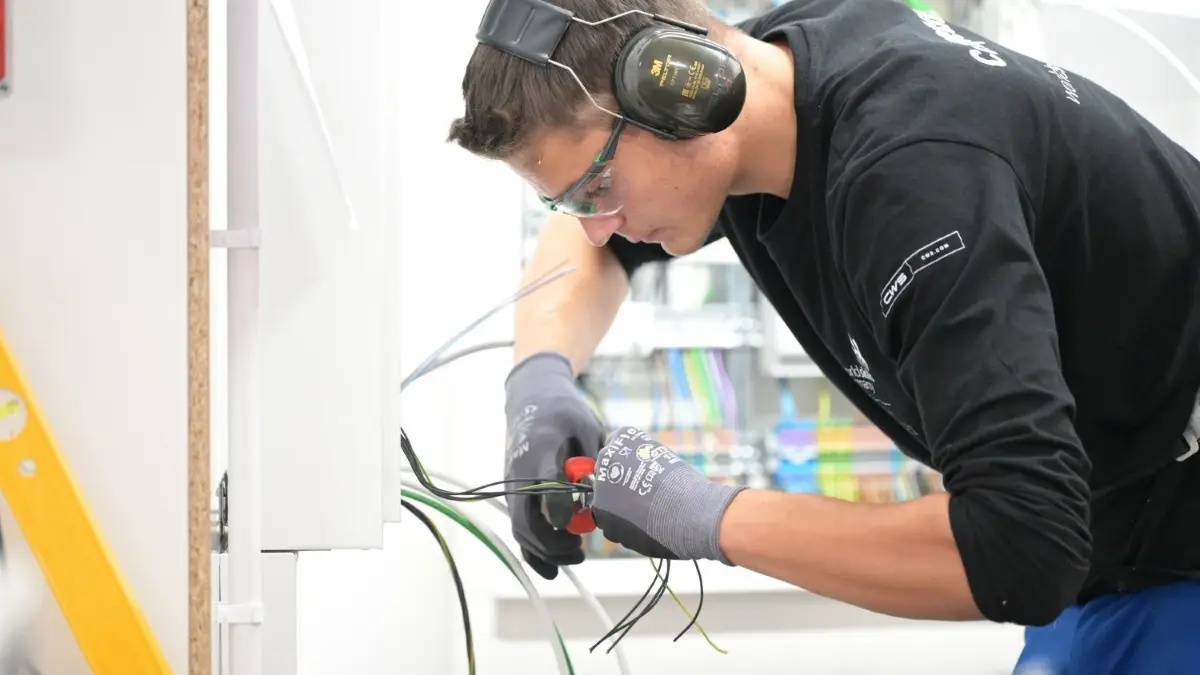 Justus Sinn trägt auf der Europameisterschaft der Berufe Gehörschutz, damit er sich trotz des Publikums um ihn herum konzentrieren kann. ⇥
Elektroniker Justus Sinn bei der Europameisterschaft der Berufe