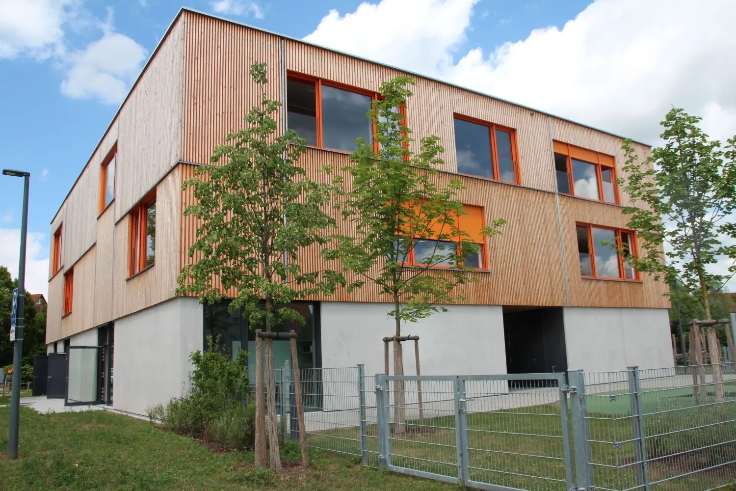 Beton, Holz und Glas: Ein architektonischer Hingucker ist das Schulhaus sowohl von innen als auch von außen.