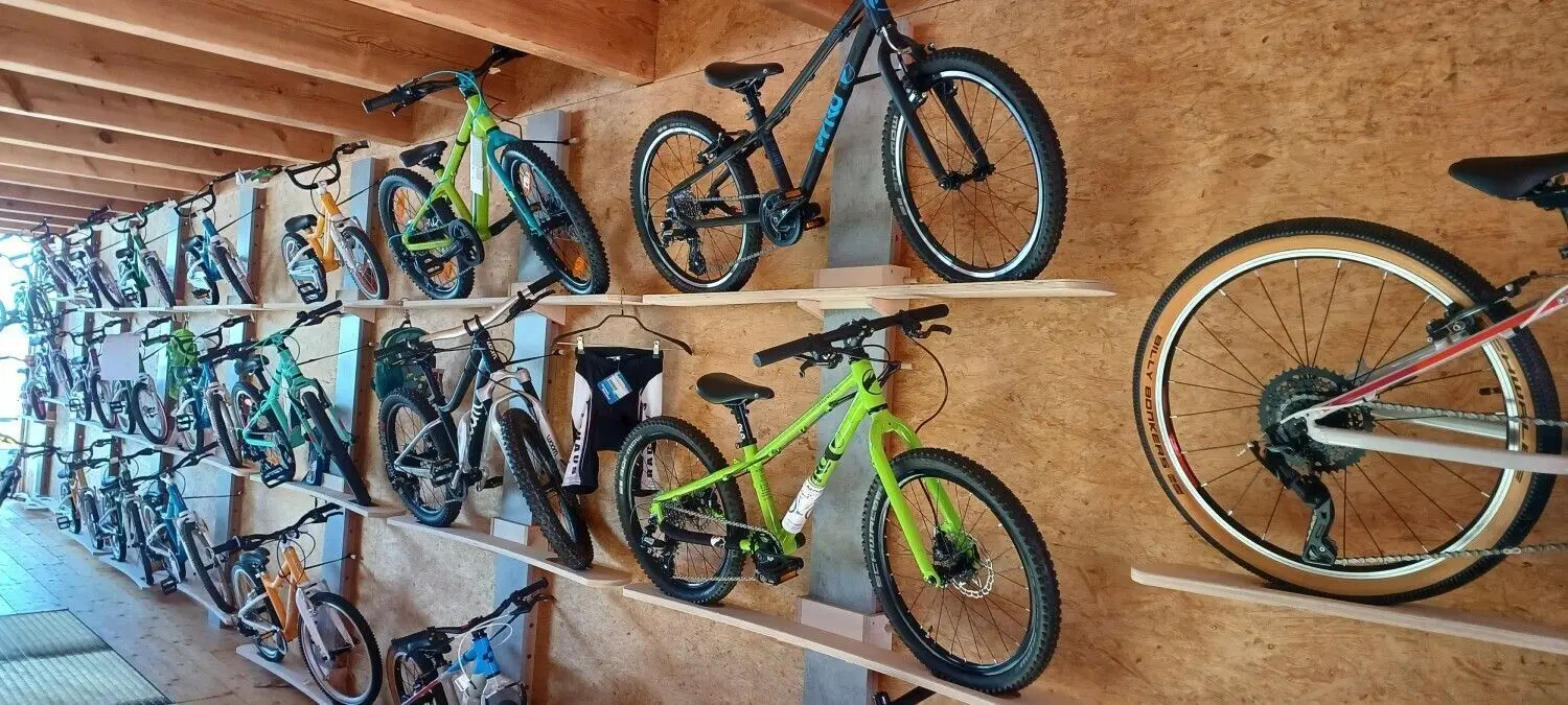 Da hängen die Räder an der Wand: Im Radhaus Winterlingen kann man sich für die neue Radsaison eindecken.⇥