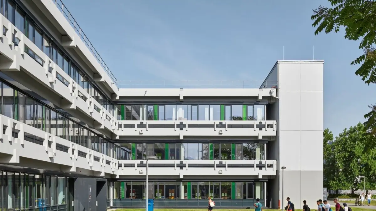 Die Zahlen der Austausch-Studenten an der Hochschule Reutlingen steigen an, im Sommer- und Wintersemester waren 278 Austauschgäste hier. Der Reutlinger Campus ist beliebt und hat einen guten Ruf.
Hochschule Campus Reutlingen