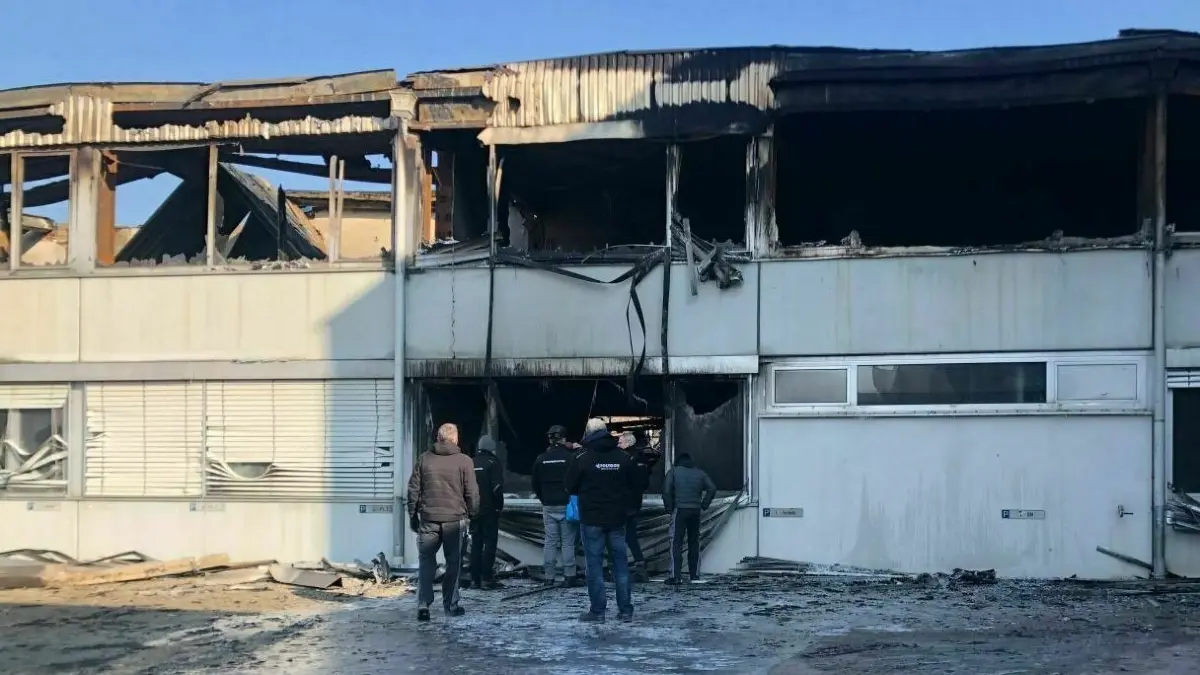 Mitarbeiter des Brandschadensanierers machen sich ein Bild vor Ort.
Brand bei Burgmaier in Allmendingen. Erste Aufräumbarbeiten. Foto: Julia-Maria Bammes