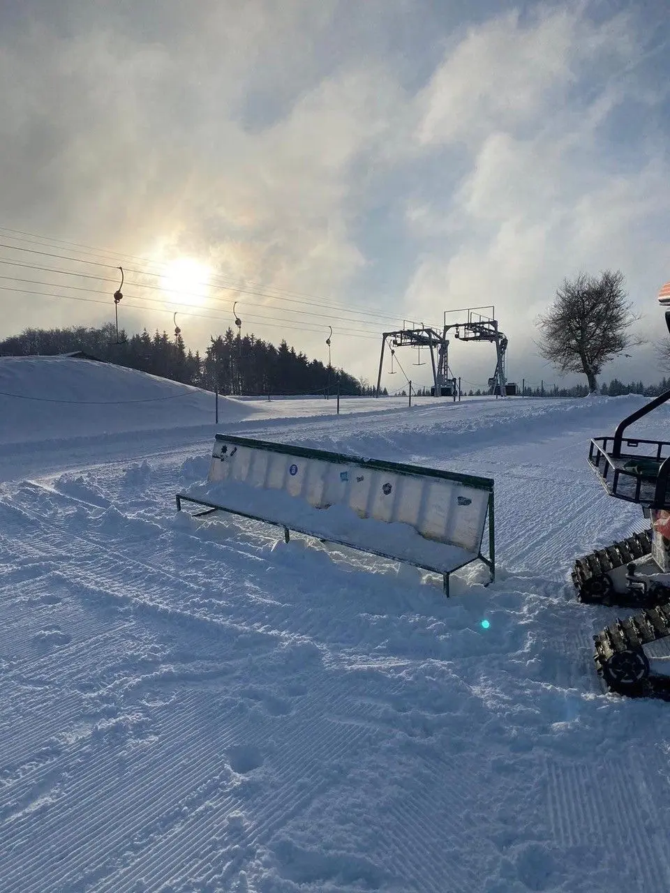 Der Zaininger Skilift Salzwinkel hat dieser Tage geöffnet. Ganz so viel Schnee wie auf diesen Bildern liegt derzeit jedoch nicht. Aber genug, um Skifahren zu können, sagt die Betreiber-Familie Hoffmann.