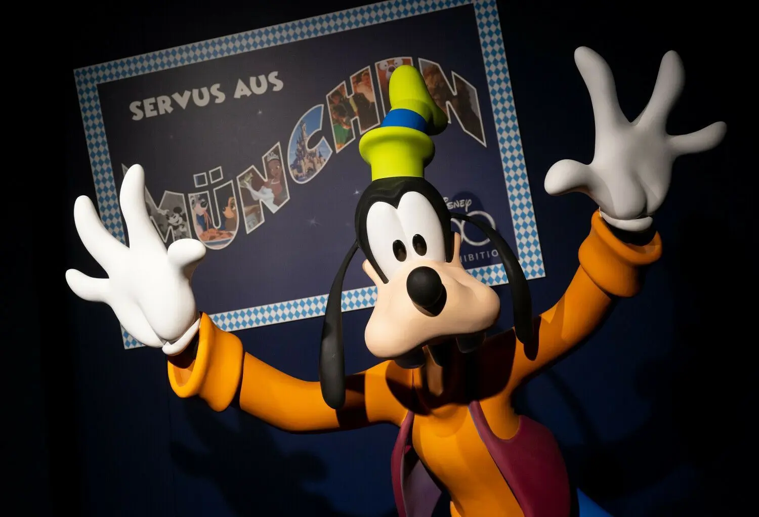 Auch Goofy sagt Servus aus München, dem einzigem Ort in Europa, an dem die Ausstellung „Disney 100“ zu sehen ist. In der Kleinen Olympiahalle sind unter anderem Original-Kostüme, Filmrequisiten und historische Dokumente zu sehen. ⇥