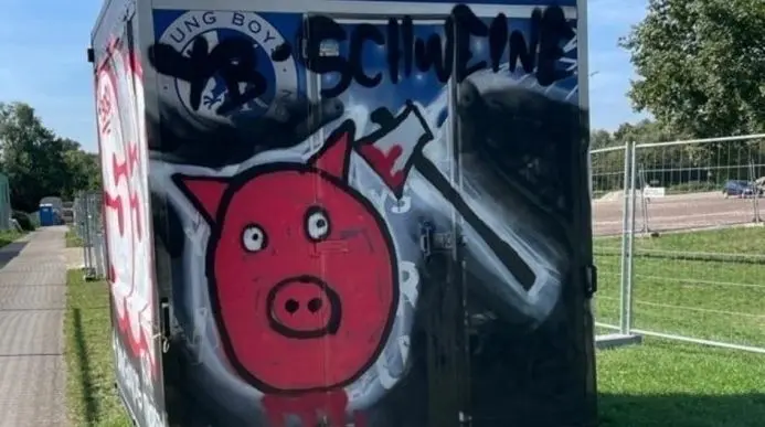 Der volle Hass von SSV-Fanatikern entfaltet sich gegen die Young Boys Reutlingen.⇥