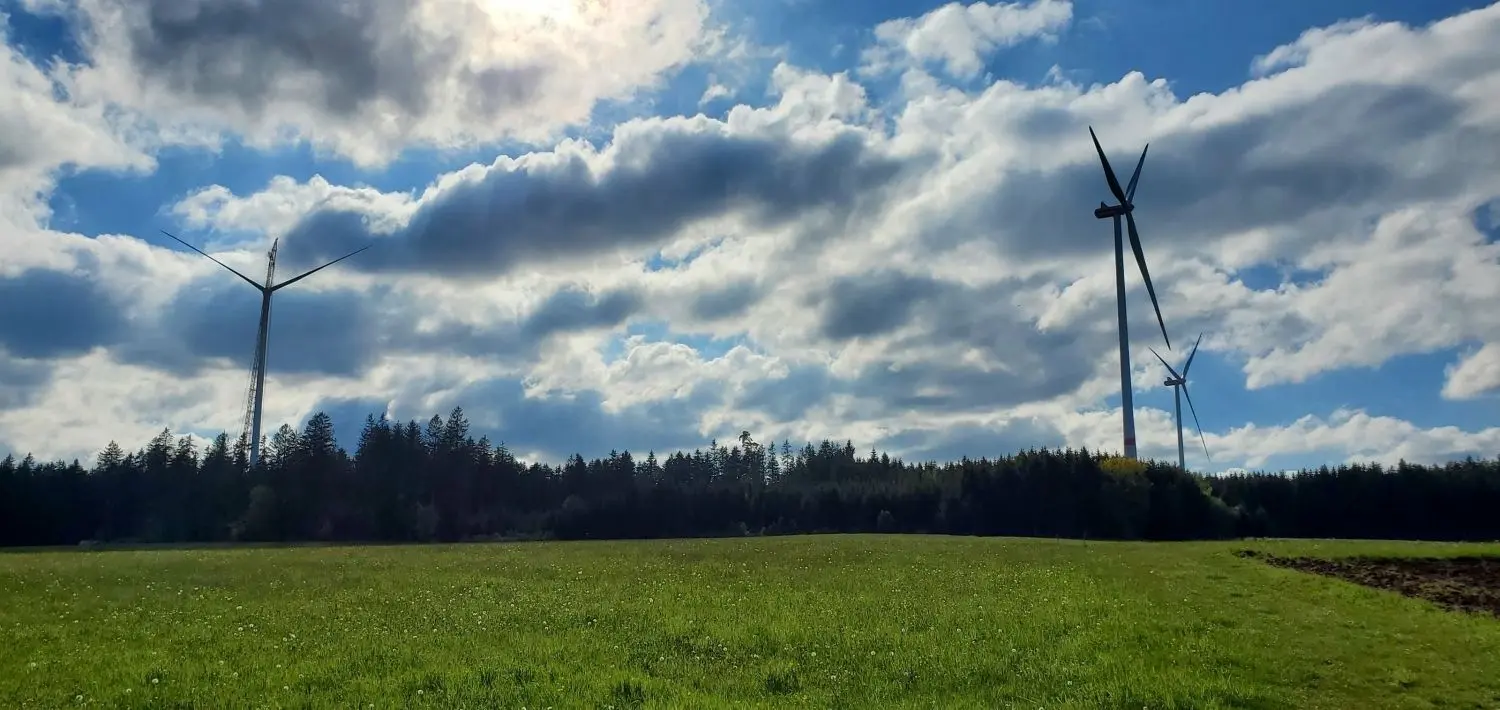 Der Windpark Falkenhöhe in der Nähe von Schramberg ist seit 2021 das Vorzeigeobjekt der Teckwerke Bürgerenergie Genossenschaft. Wer Mitglied wird, hat die Chance, Anteile an den nächsten Windkraftprojekten zu zeichnen.⇥