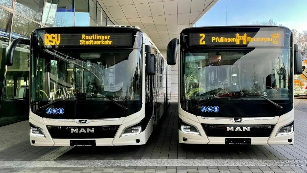 Bleiben auch am Freitag, 26. Mai, stehen: die Busse der Reutlinger Stadtverkehrsgesellschaft (RSV).
RSV neue Busse Bus Reutlinger Stadtverkehr
Diesmal lagen zwei Gelenkbusse mit den neuesten Features unterm Baum. Der Hersteller aus München verspricht mit seinen Efficient-Hybrid-Modellen mehr Wirtschaftlichkeit und Umweltschutz im Linienverkehr