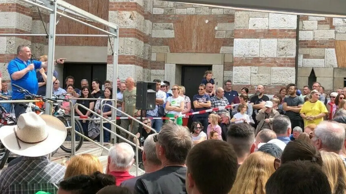 Thomas Nägele versteigert auf dem Johannesplatz Fundfahrräder und andere nicht abgeholte Fundgegenstände.
