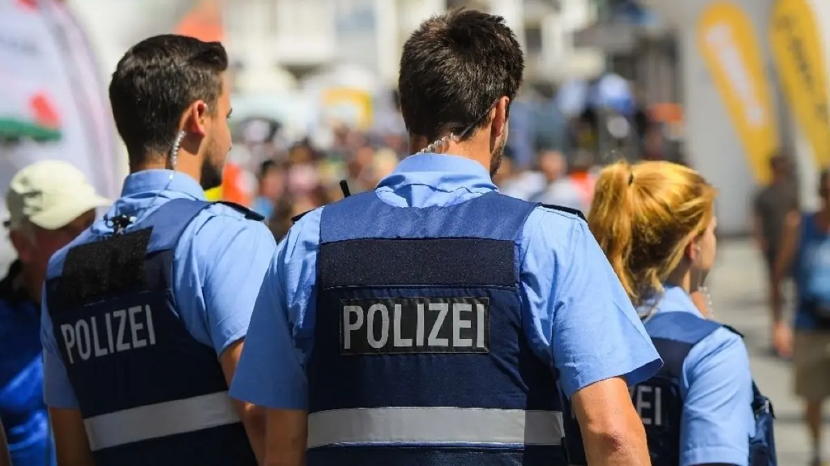 Die Polizei ermittelt nach den Tumulten wegen Körperverletzung (Symbolbild).
03.06.2018, Rheinland-Pfalz, Worms: Polizisten verfolgen den Umzug auf dem Rheinland-Pfalz-Tag. Auf dem Festzug des Rheinland-Pfalz-Tages präsentieren über 70 Zugbeiträge aus Städten, Landkreisen, Vereinen und Verbänden ihre kulturelle Vielfalt. Der Umzug findet am letzten von insgesamt drei Veranstaltungstagen der 34. Auflage des Landesfestes statt. Foto: Andreas Arnold/dpa +++ dpa-Bildfunk +++