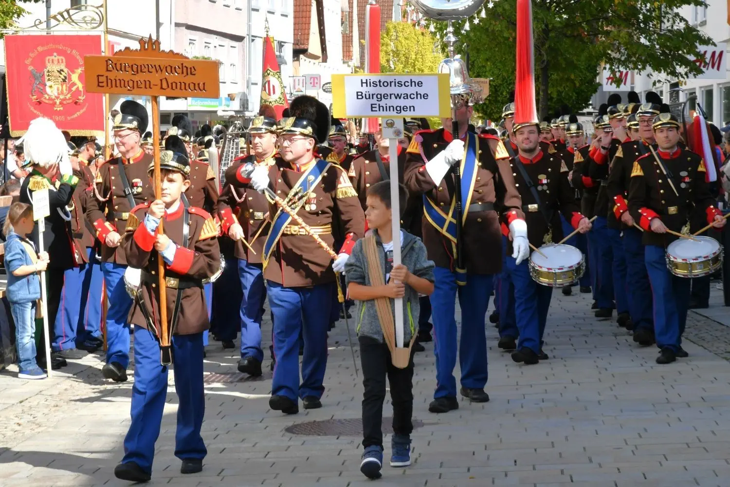 Musikkappellen aus Ehingen, historische Bürgerwachen und Milizen aus 48 Orten in Baden-Württemberg und rund 2000 Teilnehmer "im bunten Rock" waren am Sonntag zu Gast in Ehingen.