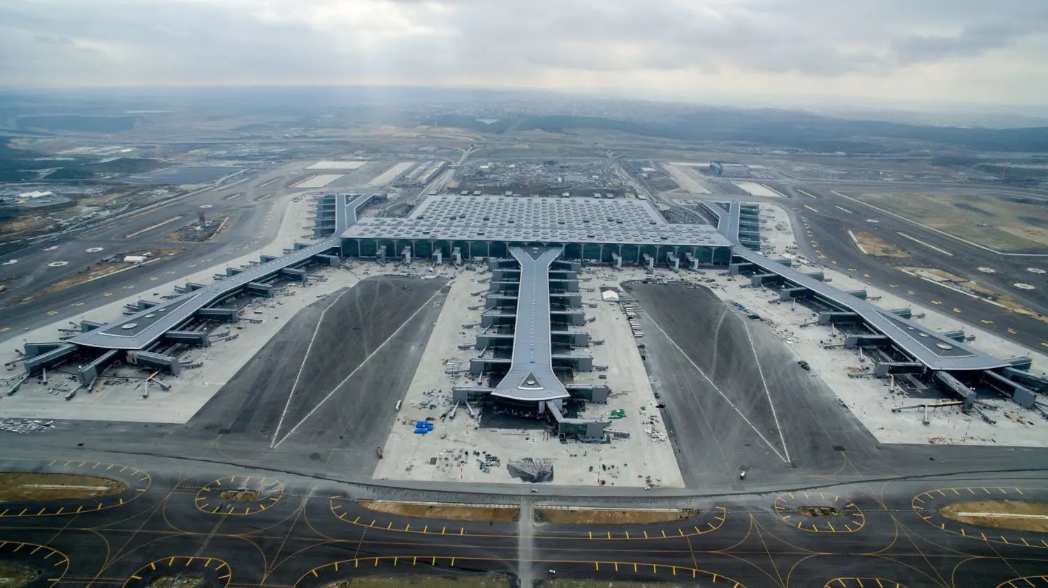 Gigantische Ausmaße: das neue Flughafengebäude, in dem 90 Millionen Passagiere pro Jahr abgefertigt werden sollen. ⇥