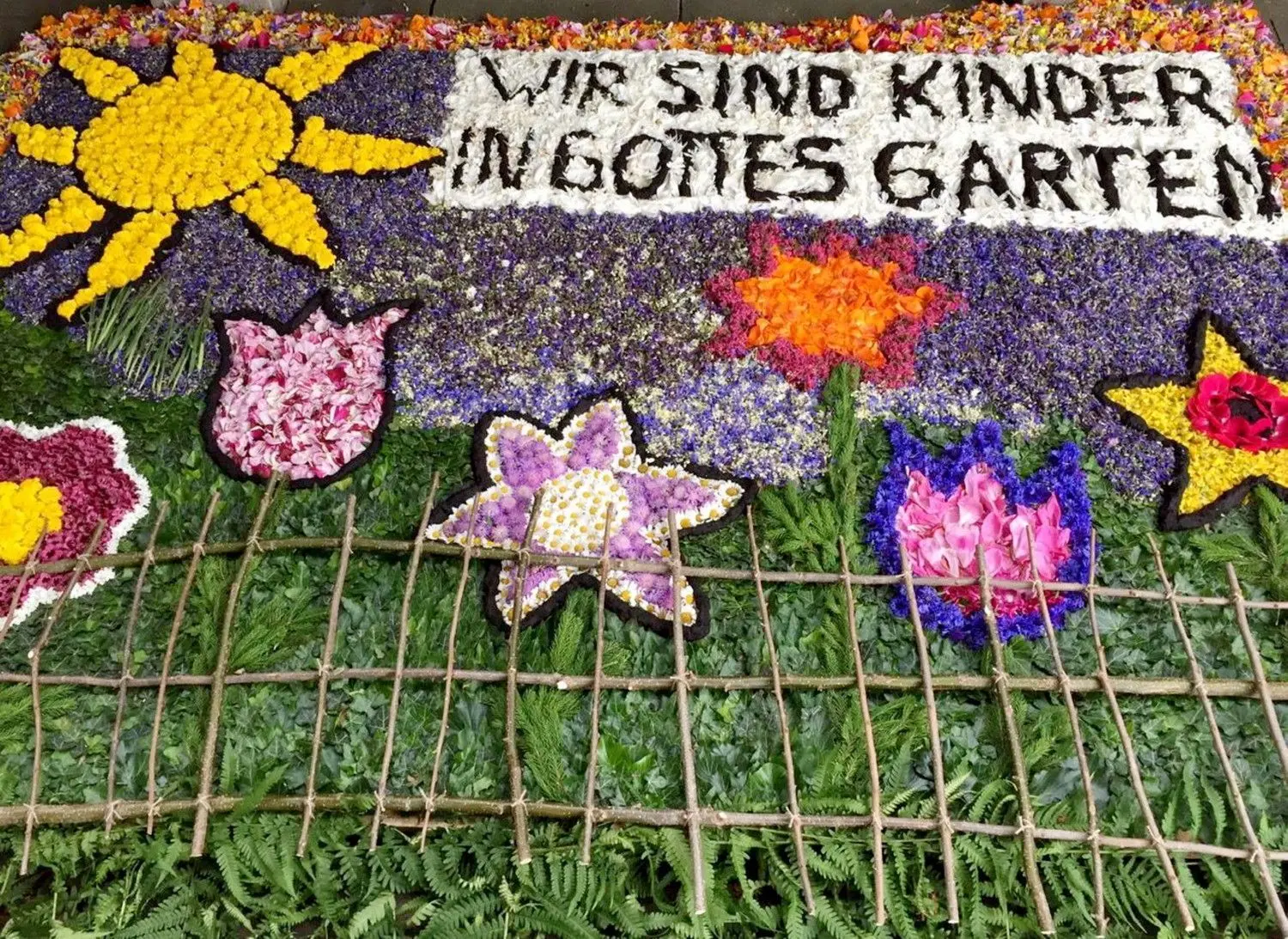 In Zwiefalten gibt es zu Fronleichnam vier Altäre. Diesmal haben die Kommunion-Kinder einen unter dem Motto „Wir sind Kinder in Gottes Garten“ gestaltet (l.). Der Frauenbund hatte Spaß beim Blumen legen zum Thema „Gottes Spuren in unserem Leben“. ⇥