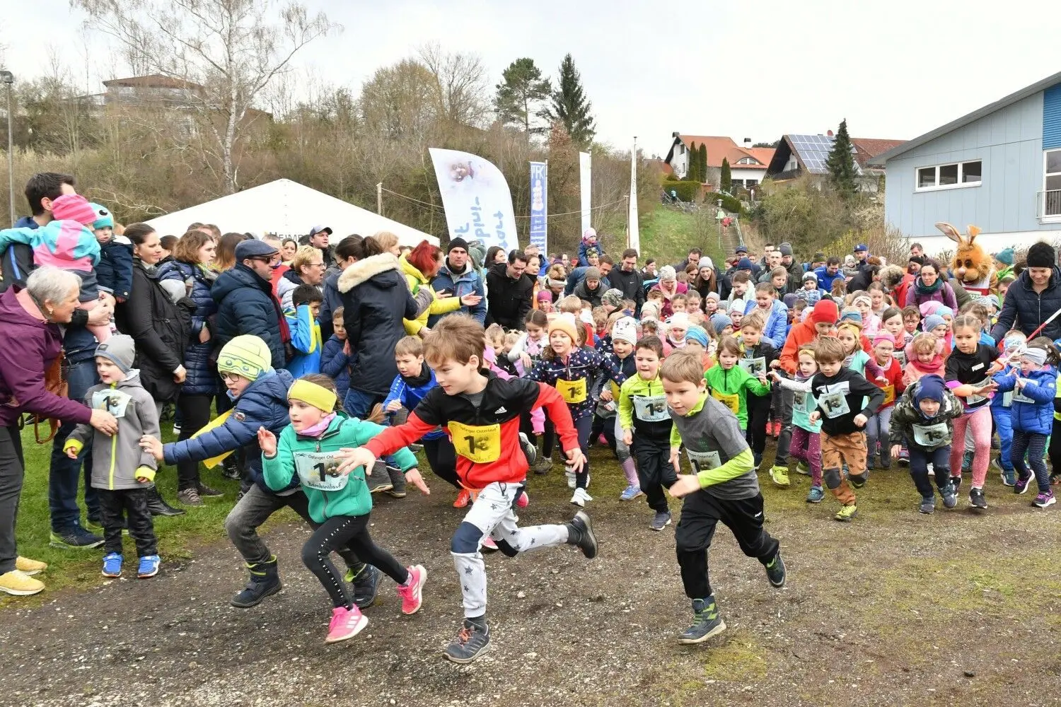Hunderte begeisterter Kinder rannten beim Bamibinilauf um die Goldmedaillen und Urkunden.