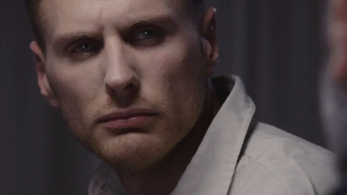 Im Imagefilm der Stadt Ulm tritt eine Nazi-Figur auf: ein Vater, dessen Tochter krank ist, am Ende aber gesund aus dem Krankenhaus geht.